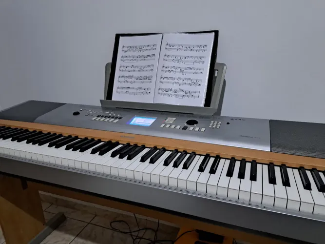Piano digital Yamaha DGX 620