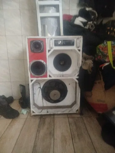 Caixa de som alguns detalhes mais funciona tudo tem q fazer reparo nos fios mais funciona 