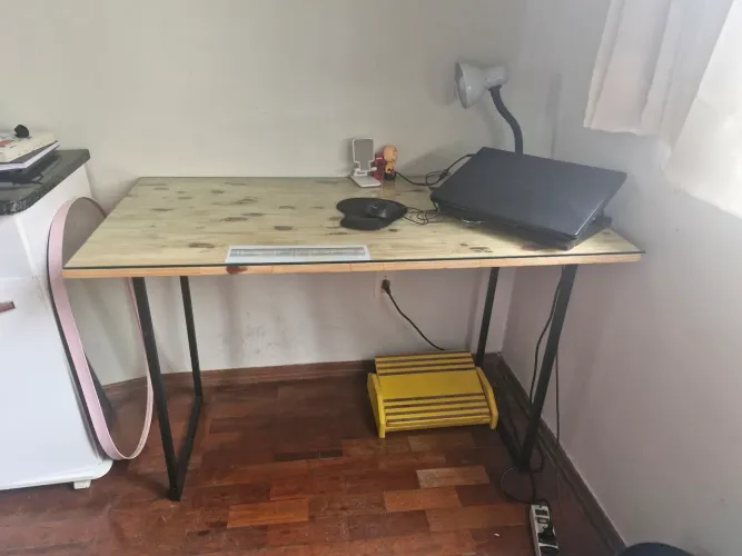 Mesa Home Office em Madeira e Ferro com tampo de vidro - Excelente Estado