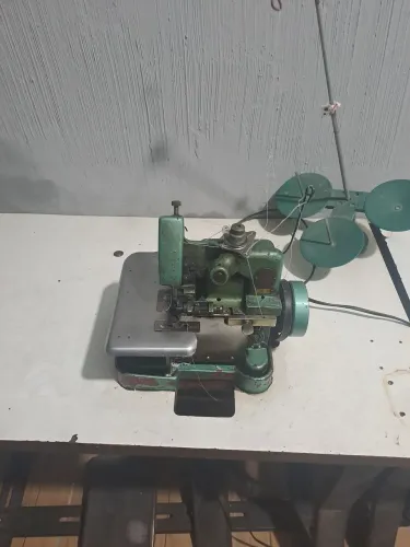 2 maquinas de costura industrial 1 reta 1 overloque