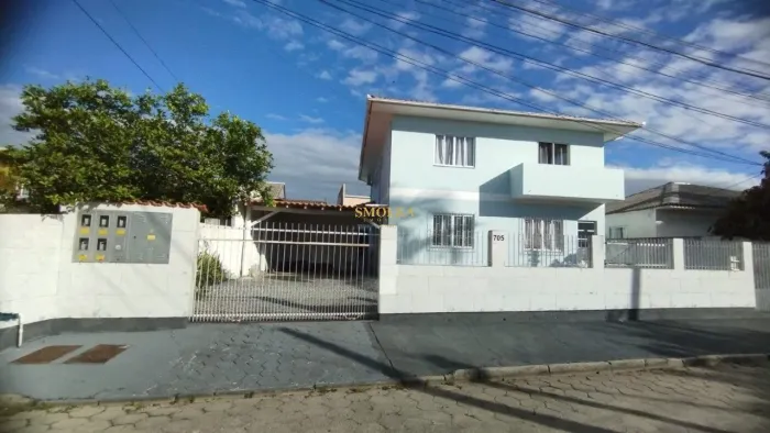 Prédio com 5 apartamentos independentes, renda de 13 mil por mês.