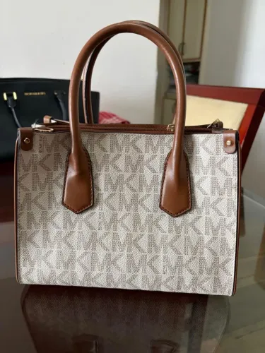 Bolsa Michael Kors original <br>Valor 550,00 em perfeito estado e sem avarias .