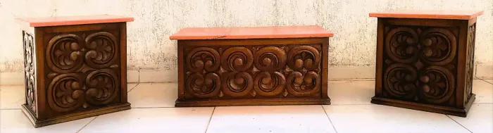 Conjunto com mesa de centro e duas mesas laterais em madeira nobre esculpida com acantos