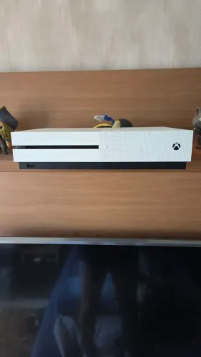 XBOX ONE S 500GB + 1 CONTROLE ORIGINAL