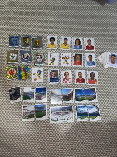 Lote com 144 figurinhas de 2014