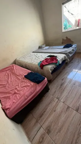Vendo 3 camas de solteiro e 2 guarda roupas infantis