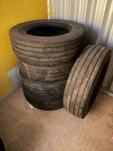 Vendo 6 Pneus pouco menos de meia vida para caminhão 3/4