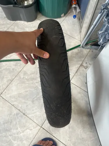 Pneu de moto usado