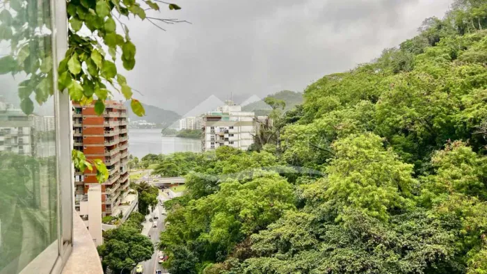 Amplo e elegante apartamento com vista livre e sol da manhã