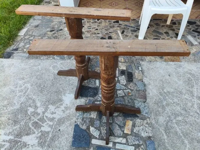 Pé de mesa de madeira macanaiba.