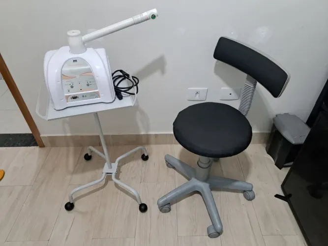 Máquina de ozônio, mesa auxiliar e cadeira