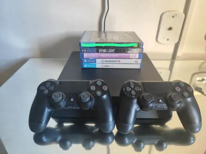 PS4 Slim 500GB (Revisado Recentemente) + 4 Jogos + 2 Controles