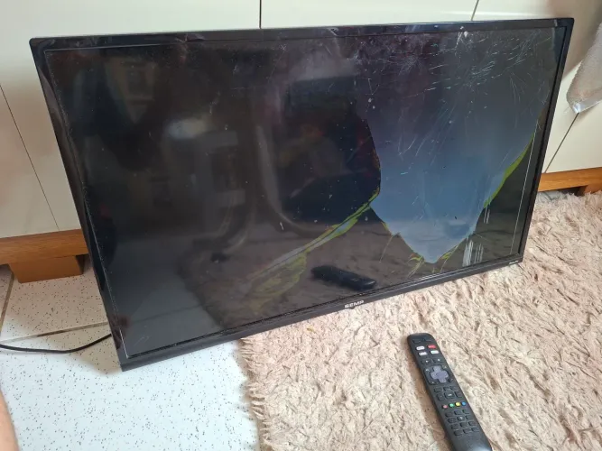 Televisões para conserto ou retirada de peças. 