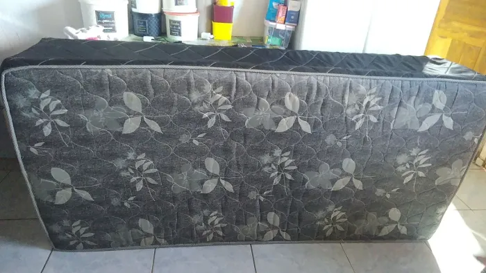 Cama box solteiro está em bom estado de uso, só não tem já pés dela mais bem conservada