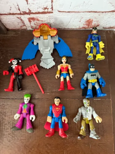Super-Heróis Arlequina Mulher-Maravilha- Batman- Coringa Superman- Ciborgue e Robin