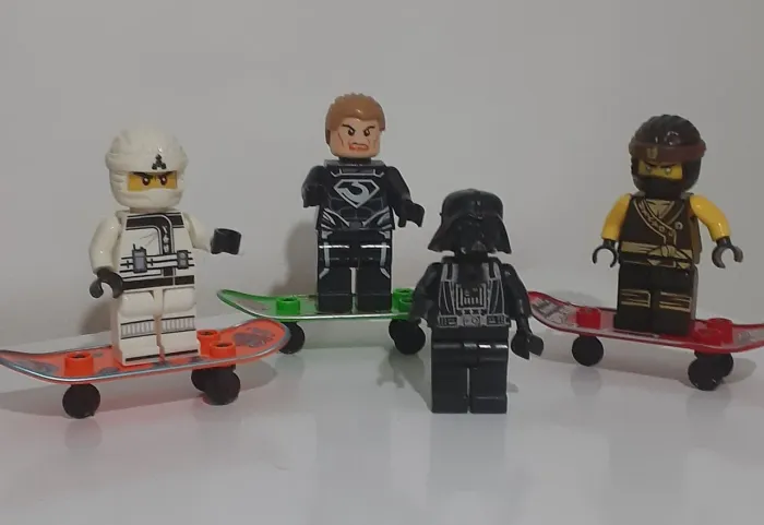 Bonecos Legos com skate
