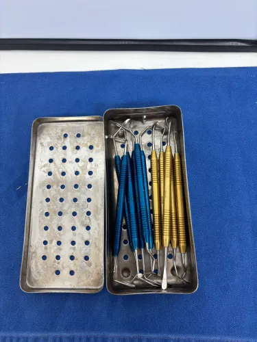 Estojo com dois jogos de curetas para elevação de  seios maxilares