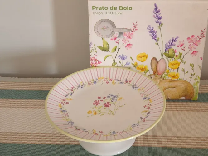 Prato De Bolo Páscoa Campo E Flores