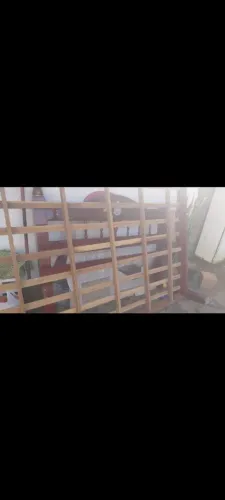 Cama de madeira maciça e colchão