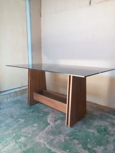 Mesa tampo de vidro fumê temperado preto, pés de MDF marrom