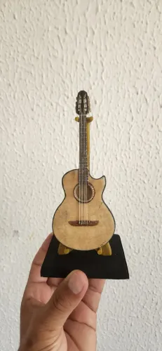 Violão em miniatura