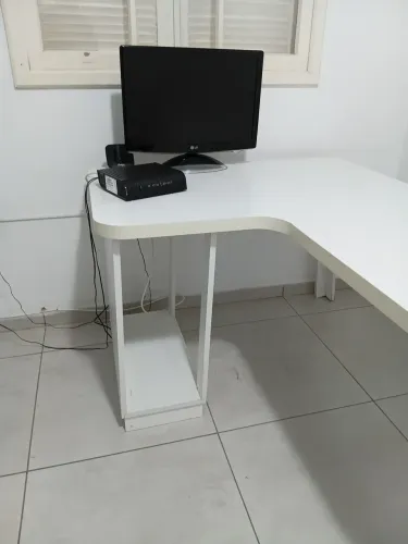 Mesa escrit canto MDF branca, medida 1,45cm lado maior, 1,10cm lado menor, 76cm altura
