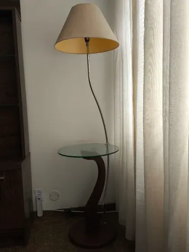 Abajur de chão com mesa de apoio integrada