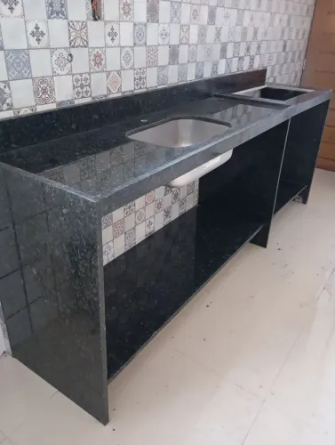 Sua bancada em granito ou pia é só aqui mármores e granito