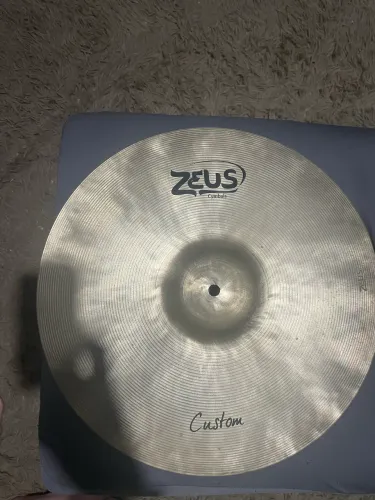 Pratos crash 18, 16 Zeus custom, 16 Hybrid