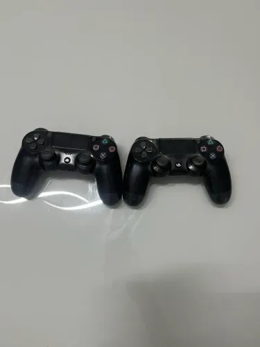 PS4 Slim 500GB + 2 Controles Originais