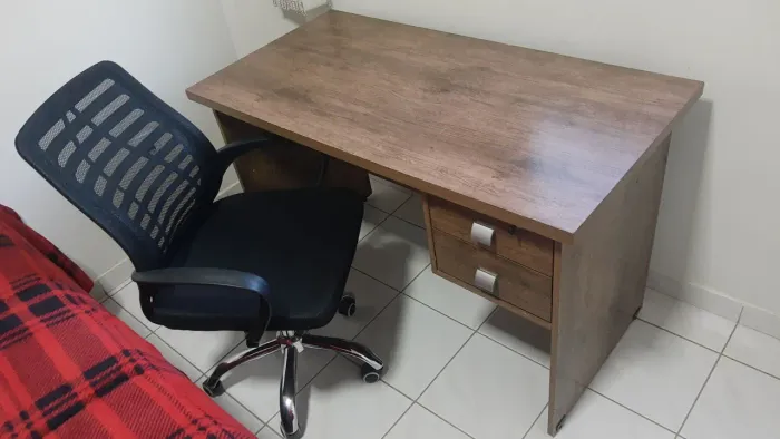 Cadeira e mesa de escritório à Venda