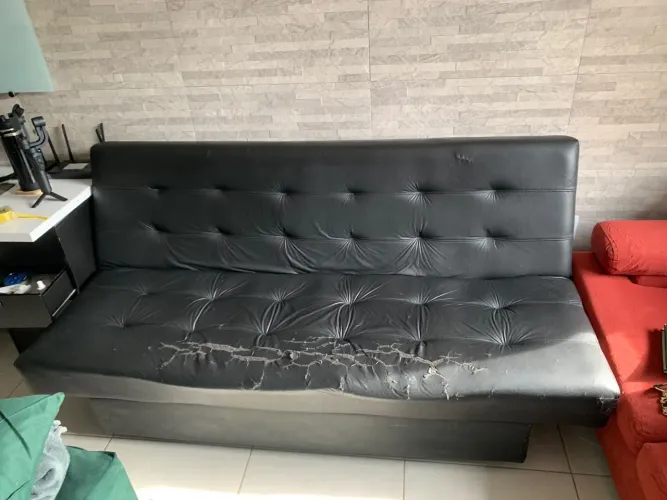 Sofá cama preto de couro
