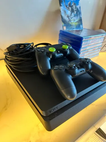 PS4 EXCELENTE ESTADO de 1 tb + 2 controles + 9 jogos