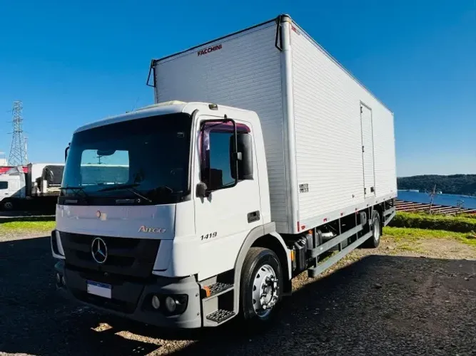 MB Atego 1419 4x2 Baú Facchini 8,5m