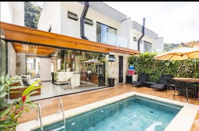Casa a Venda em Maresias em Condominio Fechado a 150 Metros da Praia