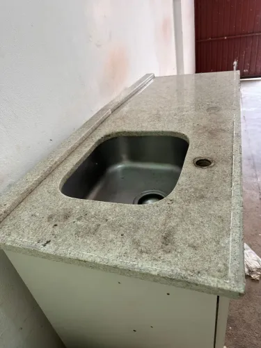 Pedra de granito com Cuba e armário 
