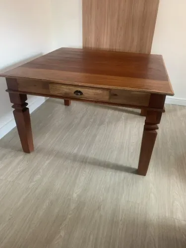 Mesa de madeira de verdade