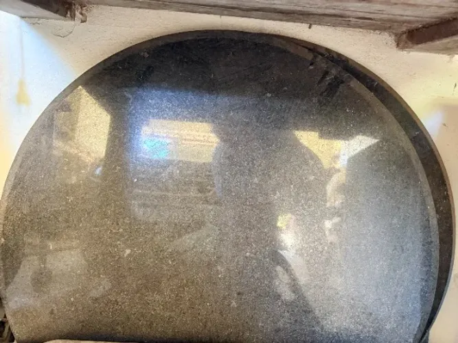 2 Tampos de mesa redondos de granito preto