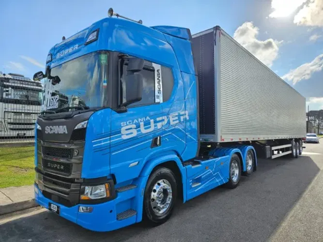 Scania R460 SUPER 6x2 Ano 2024 baixo km Farol de teto e grade + baú facchini ano 2026 0km