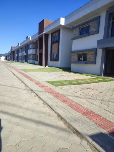 Alugo apartamento 2 dormitórios sendo uma suíte, área de serviço