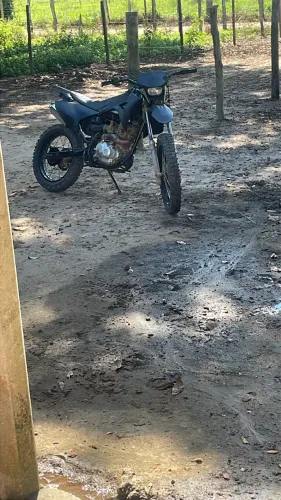 Bros 160,  com roupa de crf