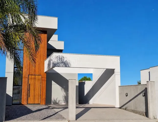 Casa com piscina a 300 metros da Praia da Pinheira