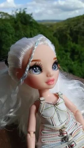 Boneca Rainbow High Amaya Raine Hair Studio (Cabelo Branco) + Look Completo