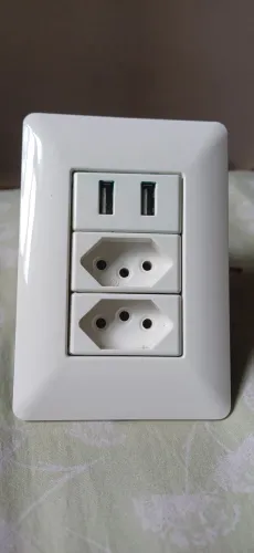 Tomada com porta USB