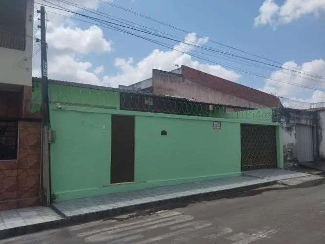 Excelente Casa Plana c/ ótima localização próx. á Posto de saúde, Escolas, Shopping Árvore