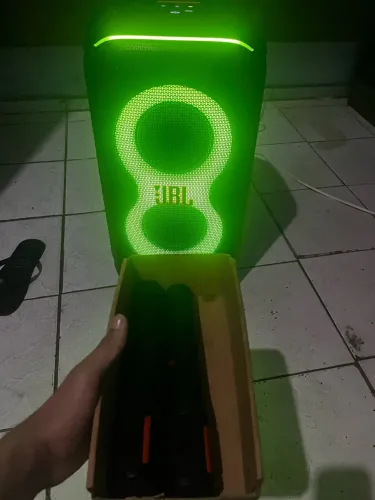 JBL 310 bem novinha, vendo junto com dos microfones originais JBL.