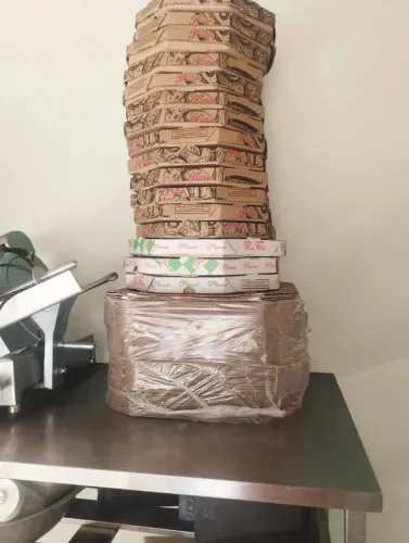 Vendo 2 caixas de pizza lacradas e 16 abertas sem uso