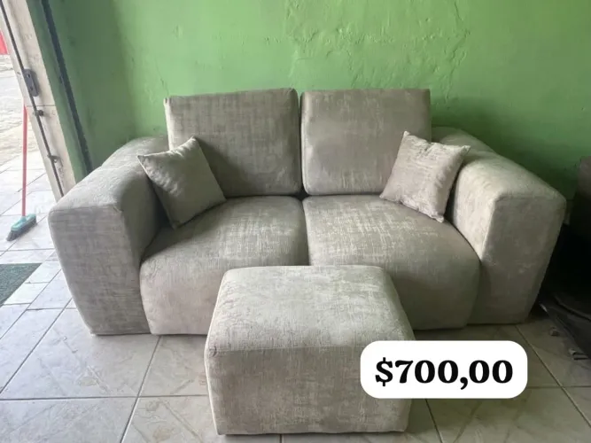 Sofá cinza de 2 lugares