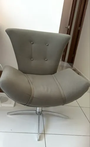 Poltrona com pés de inox