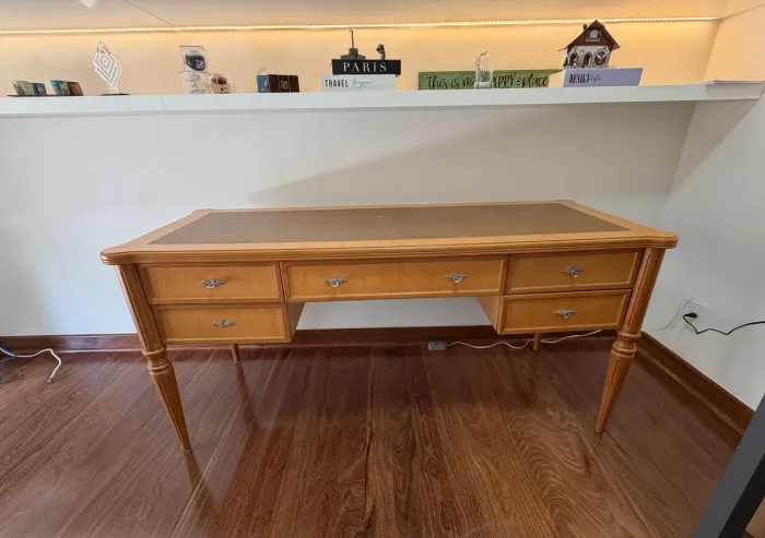 Mesa de escritório em madeira maciça